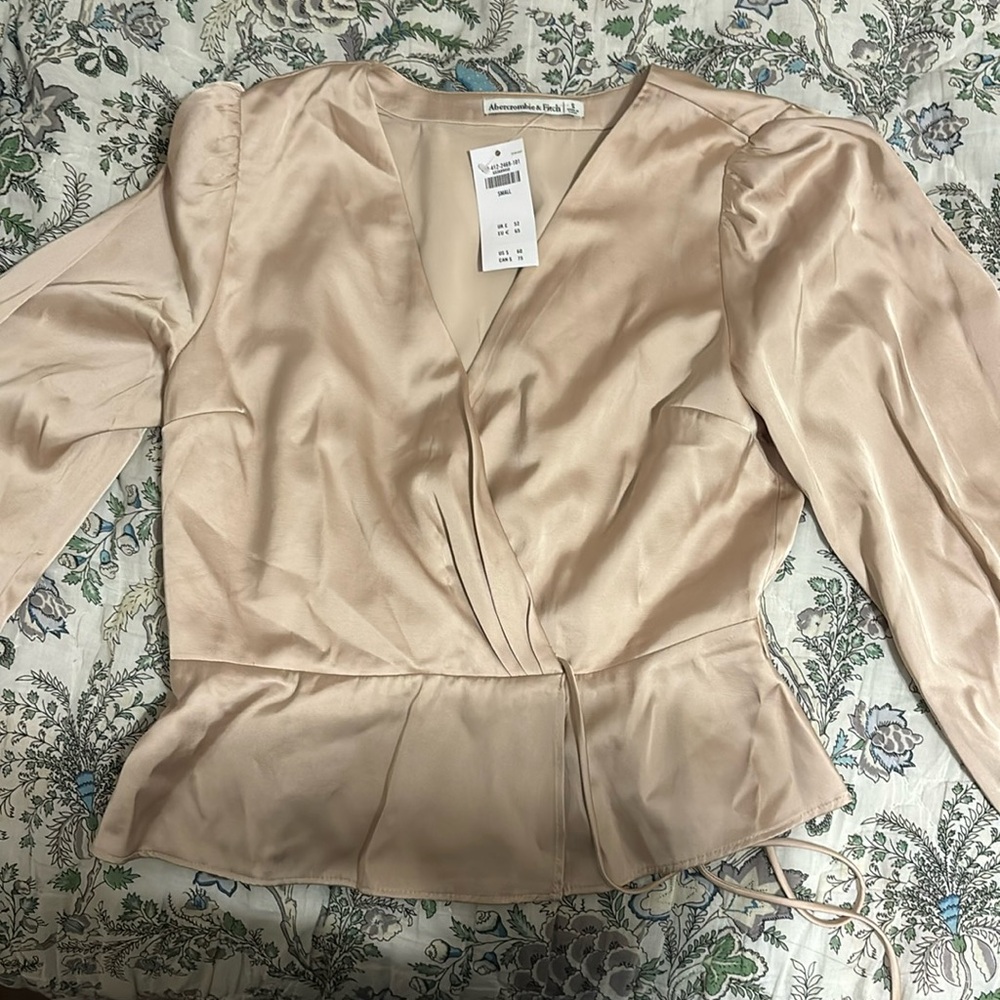 B brand new Abercrombie and fitch shirt